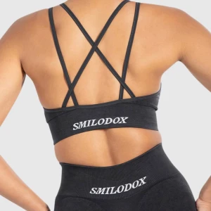 Svart sporttopp från Smilodox/ helt ny - Snygg svart sporttopp från Smilodox med korsade axelband och ribbad nederkant. 