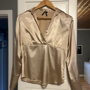 Satin Blus - Fin Satin blus i en härlig champagne färg från märket B.young. Helt ny så oanvänd.  Köpt ny för 899kr🤗 