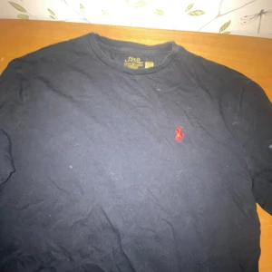 Lång ärmad tröja från Ralph lauren - Fräsch och snygg tröja från Ralph lauren. Nytt skick inga defekter. Pris kan diskuteras vid snabb affär 