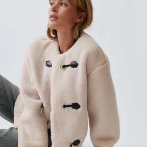 Teddy buckle jacket från Gina Tricot 💕 - Säljer nu den trendiga teddyjackan från Gina som är slutsåld överallt. Aldrig använd💕💕 nypriset är 800  därav priset eftersom den aldrig är använd och slutsåld   💕💕