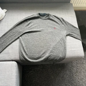 Stickad Ralph Lauren  - En riktigt snygg tröja från Ralph Lauren, som också är sjukt skön eftersom den är gjort av merino tyg, hör av dig vid frågor, priset går att diskutera vid snabb affär 