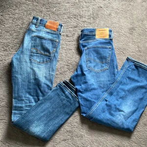 Blå jeans från Jack & Jones - Säljer två par snygga blå jeans från Jack & Jones. Båda i model slim straight, helt nya och ej använda. Nypris 2200. Storlek 31/32. Det går att köpa jeansen separat, inget pris hugget i sten. Bara att skriva om du har frågor.