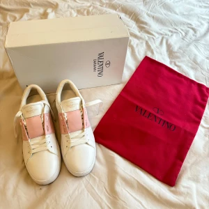 Valentino Garavani sneakers i vitt och rosa - Sprillans nya valentino skor som köptes på vinted! Är verkligen jättefräscha och knappast använda pga av att de är för små på mig! Dessa passar till ALLT, speciellt nu till kommande vår 💗💗💗💗 Äkthetsbevis finns!