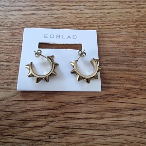 Guldörhängen från Edblad - Snygga guldörhängen från Edblad säljes då vi råkade köpa dubbla i födelsedagspresent. Köpta här på plik