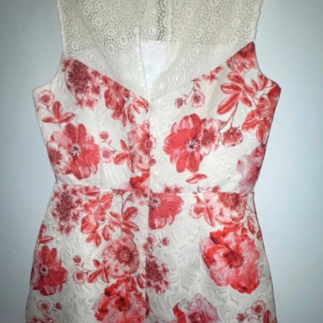 Blommig klänning med spetsdetaljer - 2