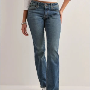 Levis low boot - Levis low boot jeans i färgen indigo. De har en knappgylf och femficksdesign. Använt dem 2 ggr