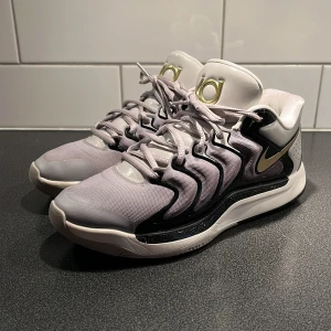 Basketkskor KD17 26 cm - Tjenare, säljer mina snygga basketskor KD17, som jag köpte på Dicks Sporting goods, i USA i Januari. Väldigt bra skick och knappt tecken på användning. Nypris på dessa är 1999, mitt pris 1299. Tveka inte om ni har funderingar och priset kan diskuteras! Säljer dessa då dem inte passade min fot form,  riktigt snygga och ovanliga! Ser bättre ut i verkligeheten. 