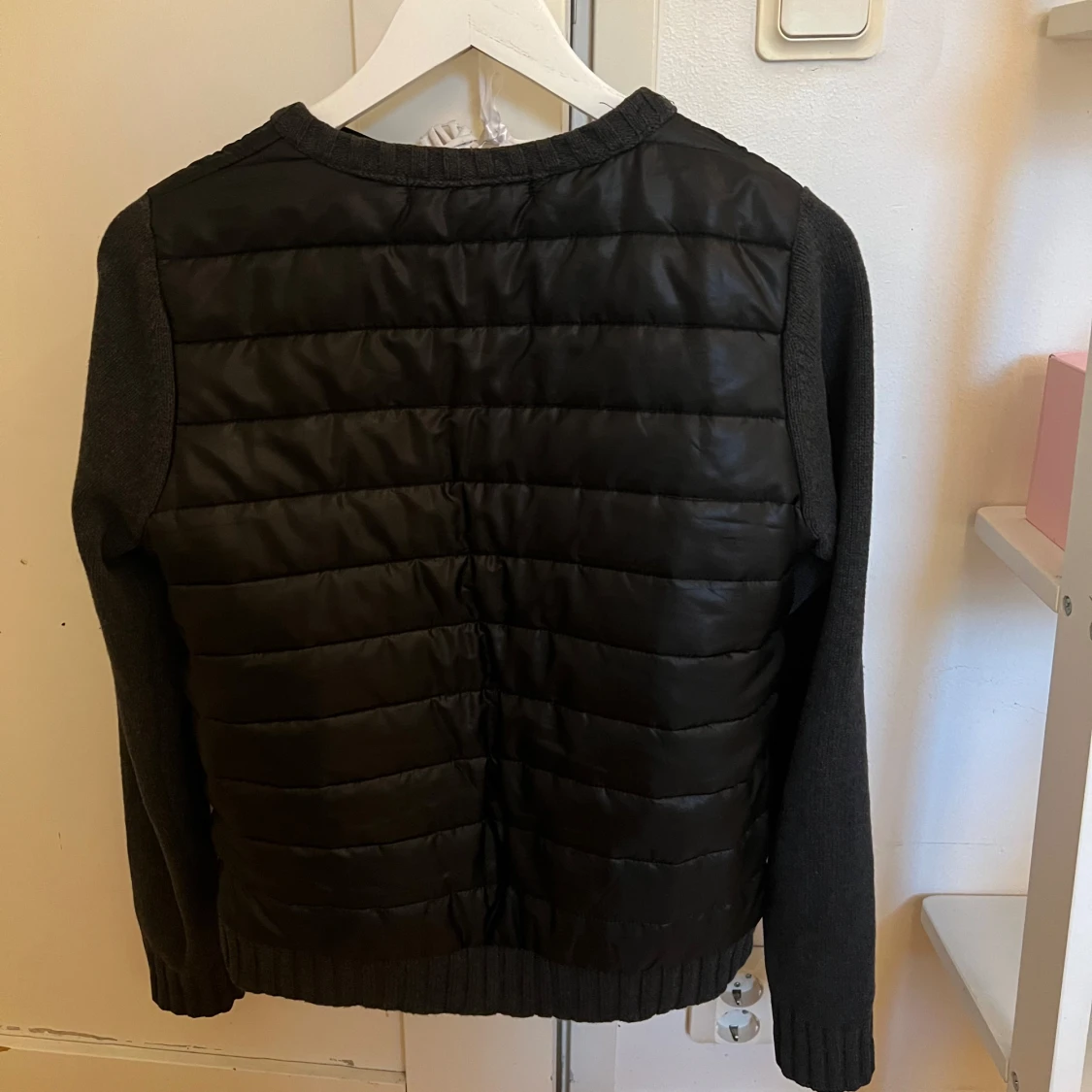 Svart quiltad jacka med stickade ärmar - 2