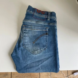 Dondup George  - Tjena, säljer mina Dondup Jeans i den trendiga modellen George. Jeansen är knappt använda, cond 9/10. Nypris: 3200kr, hör av er vid minsta intresse//Vilmer 