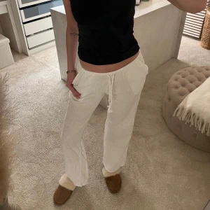 Low linnebyxor från H&M - Snygga vita linnebyxor från H&M med en avslappnad passform, de är low waist och super fina! De är tyvärr lite för korta för mig.. så hoppas de hittar ett nytt hem! Köpta för 199kr. Jag är 173 cm för referense 🤎🤎