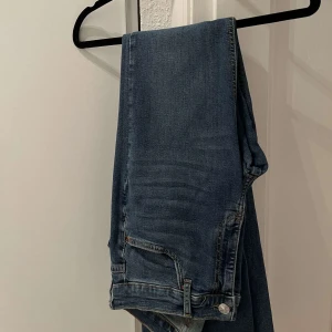 BLÅA JEANS - GinaTricot - Snygga blå jeansbyxor, bootcut. Jeansen är midwaist/lowwaist beroende på kroppsform och dessa är i väldigt fint skick. Har inte användts mycket och sitter tight i låren och lösare från knäna och ner! Jag säljer de eftersom de är för stora 💙
