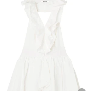 Vit klänning från NA-KD - Snygg vit klänning från NA-KD med volangdetaljer och öppen rygg. Perfekt för sommarens alla tillfällen. Klänningen har en luftig passform och är tillverkad i ett lätt material.