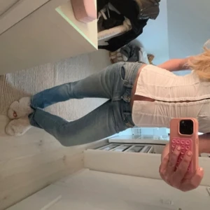 Ljusblå lågmidjade bootcutjeans  - Snygga ljusblå jeans från Diesel, lågmidjade och bootcut. Size 29 ❤️bra skick, villig att diskutera pris vid snabb affär ❤️