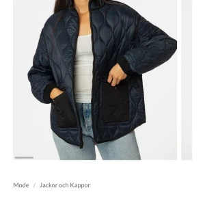 Svart quiltad jacka - Snygg svart quiltad jacka. Jackan är i nyskick och använd fåtalet gånger. Jackan går att göra till två olika. Ena sidan är i ett mörkblått blankt slätt, quiltat material. Den andra sidan är svart och quiltad i ett material i med mer struktur. Nypris 899.