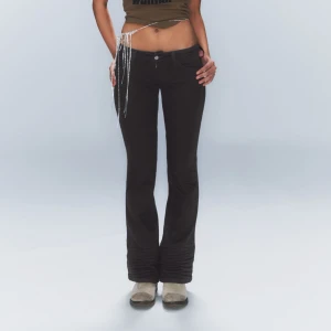Svarta bootcut jeans - Snygga svarta bootcut jeans med låg midja och klassisk femficksdesign. Använd enstaka gånger, därför i väldigt bra skick!! Slutsålda storlek 27:30