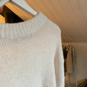 Stickad tröja  - vit stickad tröja!