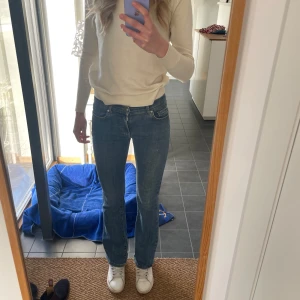 Blå jeansbyxor - Snygga blå jeans som är low waist de säljes för ändast 170 kr. De passar mig som är 175 cm de är i storlek 34-36. 