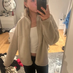 Teddyjacka/pilejacka - Mysig o trendig beige teddyjacka från Arket. Finns luft för en tjockare tröja under, perfekt för våren!😍nypris 1390SEK. Använd under hösten utan defekter💞