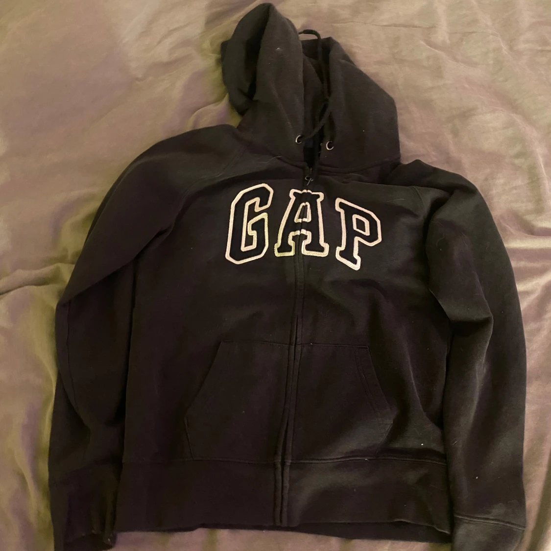 Svart hoodie från GAP
