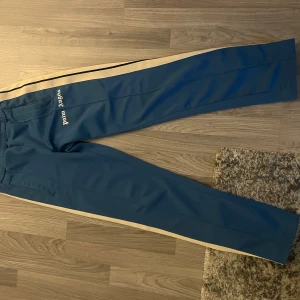 Palm angels byxor  - Säljer byxorna då dem har blivit för små. Hör av er vid ev. frågor 