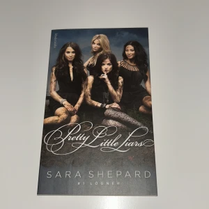 Pretty Little Liars: Lögner - Boken 'Pretty Little Liars: Lögner' av Sara Shepard är första delen i serien. Fick den i present men har redan en likadan så säljer denna i nyskick.
