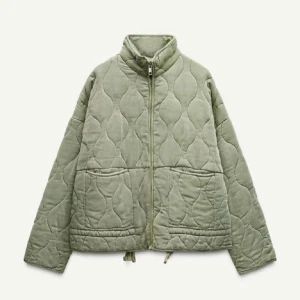 Grön quiltad jacka från Zara - Säljer en snygg grön quiltad jacka från Zara. Storlek oversize XS.