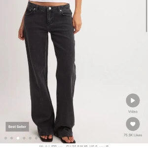 Svarta jeans - Snygga svarta jeansbyxor med låg midja och straight modell. Innerbenslängd ca 82cm.Perfekta för en trendig look. De har klassiska fem fickor och en knappgylf. Jeansen kommer ifrån nakd, väldigt bra skick.(köpta för 699kr)