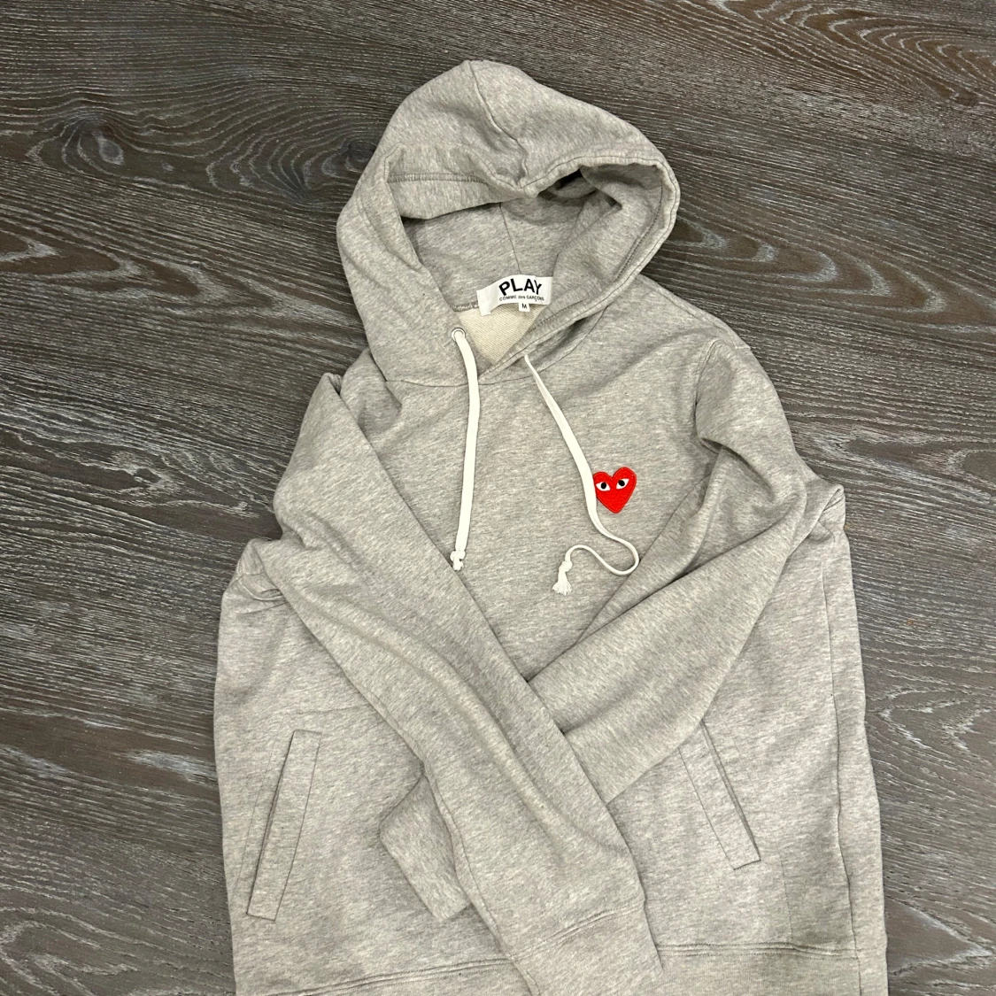 Grå hoodie från Comme des Garçons