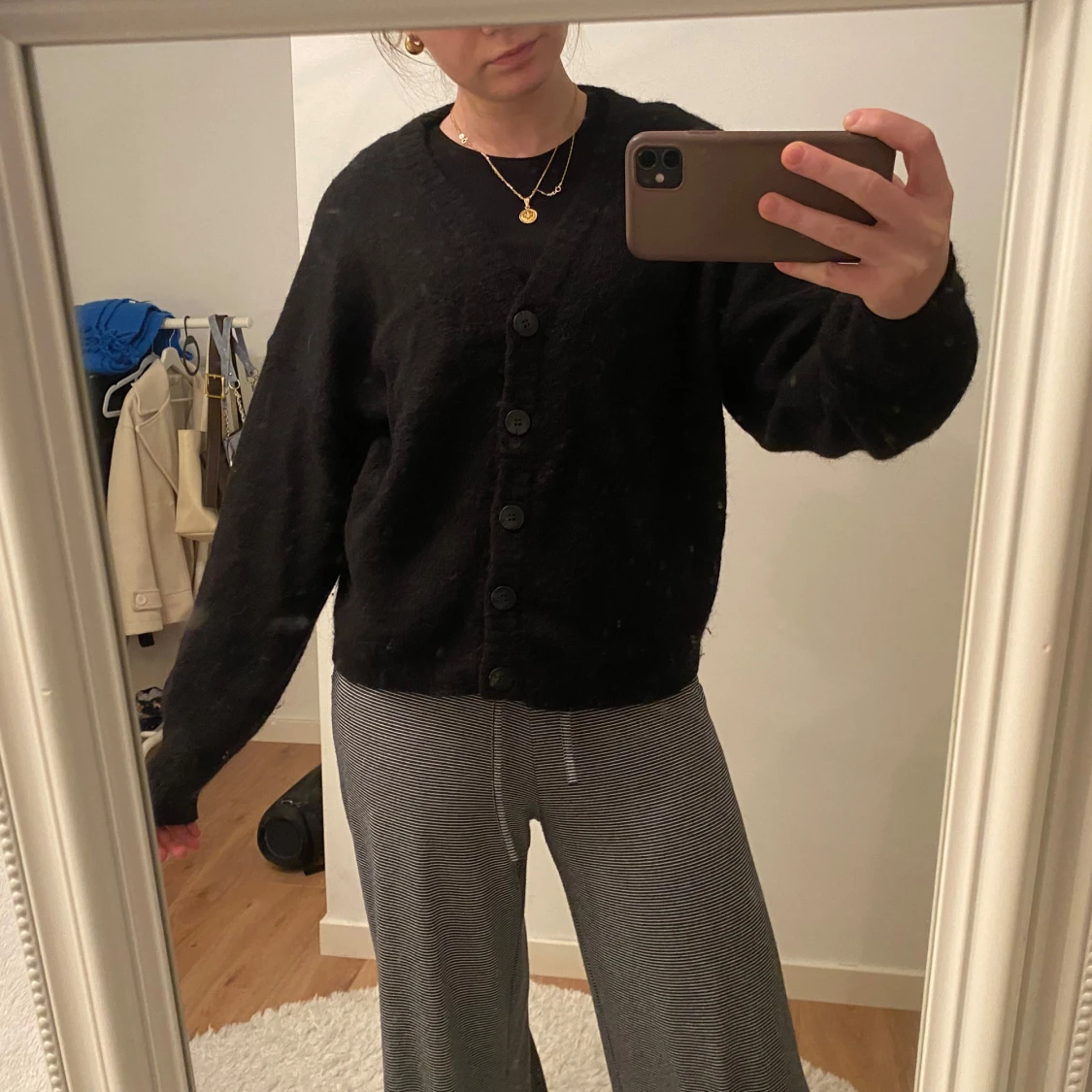 Svart kofta med knappar - 1