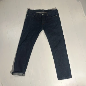 apc selvedge denim petit new standard - Härliga A.P.C selvedge brallor! Sitter fint med minimal användning, hör av vid frågor🙌🙌 passar snarare w34