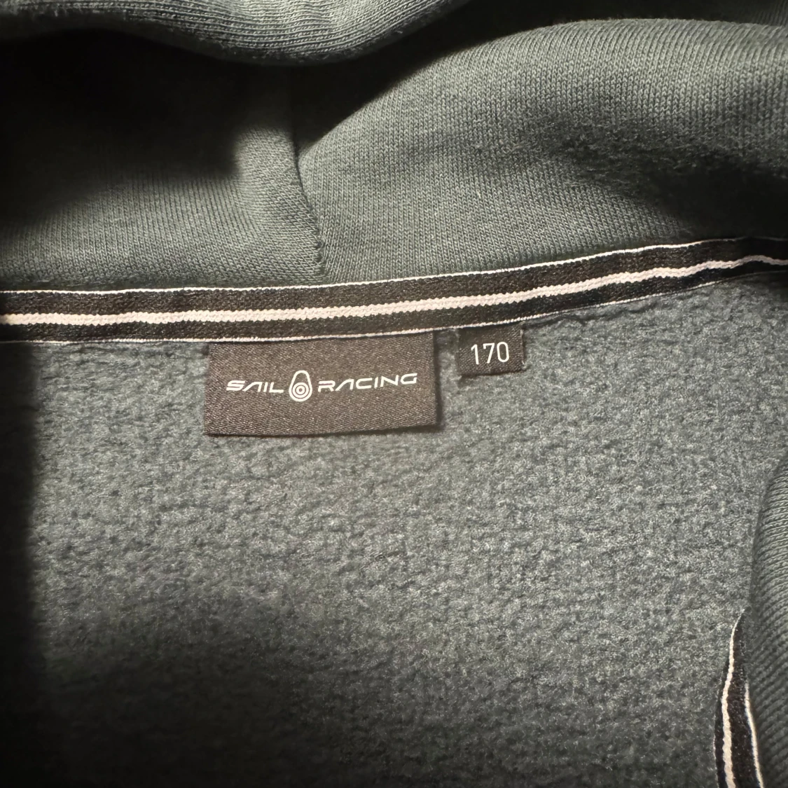Grå hoodie från Sail Racing - 2
