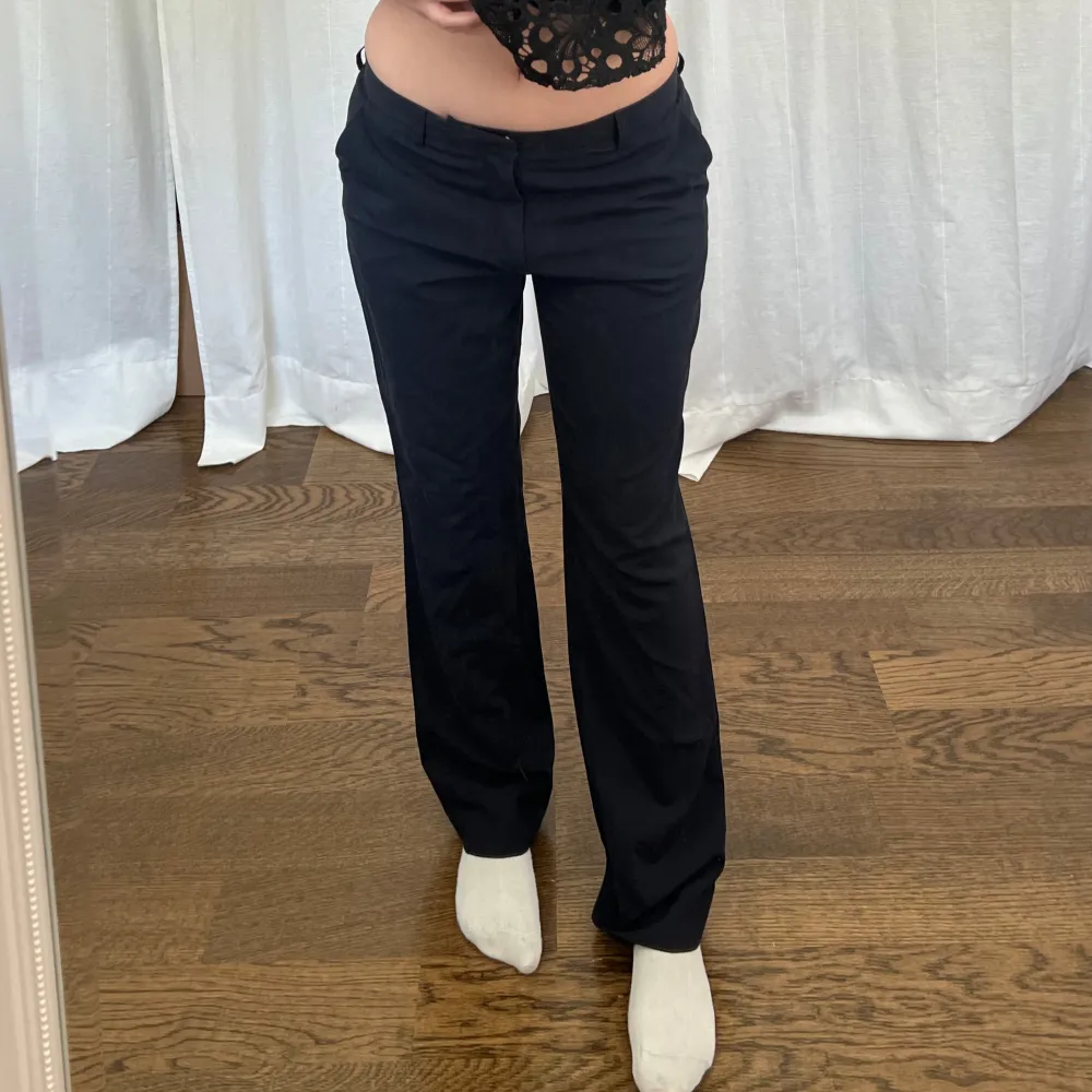 Vintage midwaist kostymbyxor från Segers. Midjemått: 88 cm, 44 cm mätt platt. Innerbenslängd: 83 cm. Storlek 42, passar mer en storlek 40. Min vän på bilderna är 172 cm lång. Farkut & Housut.