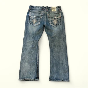 Bootcut Rock Revival Jeans - Sjukt snygga rock revivals💯Längd: 100cm, Midja: 44cm, Benöppning: 24cm👍Kom dm vid fler frågor🙏