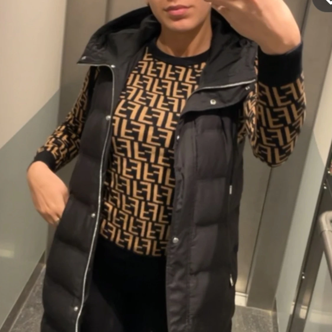 Svart och beige mönstrad tröja från Fendi - 1