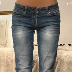 Blå bootcut jeans - Snygga lågmidjade bootcut jeans med klassisk femficksdesign. De har en lätt tvättad look och är perfekta för en avslappnad stil.             LÅNADE BILDER då de inte passar mig.   Midjemått:38 innebenslängd: ca 80.                     