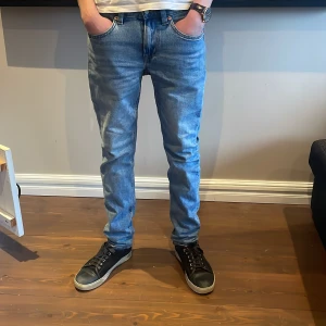 Blå jeansbyxor - Snygga blå jeansbyxor med en klassisk straight passform. De har en midwaist design och är perfekta för en avslappnad stil. Byxorna har fem fickor och stängs med dragkedja och knapp. Storlek 29/32