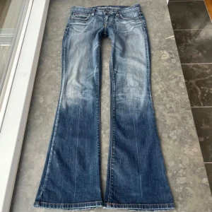Blå bootcut jeans från Guess - Snygga blå bootcut jeans från Guess, så fina men passade tyvärr inte mig! Midjemått: 38cm Innerbenslängd: 81cm 