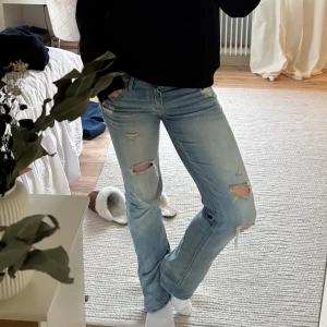 Ljusa jeans med slitningar - Snygga och unika jeans med slitningar på knäna och låren. Jag har sytt ut de med en liten kil på sidorna men ingenting som syns. De är bootcut/ straight med låg midja. Så snygga!!! WOW🤗🤗🤗❣️❣️