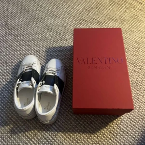 Valentino Garavani sneakers - Riktigt schyssta valentino open skor i storlek 43 1/2 | Bra skick | Og box, dustbag medföljer | Hör av er vid minsta lilla fundering 🤝