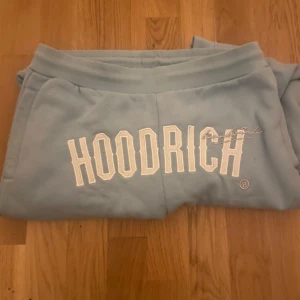 Hoodrich byxor - Säljer ett par ljusblåa hoodrich byxor i storlek M, knappt använda och pris kan diskuteras💕