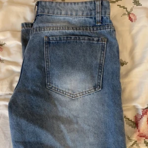 Blå högmidjade jeans - Säljer domma super fina jeansen ifrån SHEIN i storlek 34, aldrig använt🩷