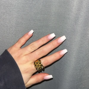 Guldfärgad ring med pyramidmönster - Säljer nu min edblad ring, pågrund av att jag aldrig använder den. I skick så är den 8/10 inte några synliga skador 