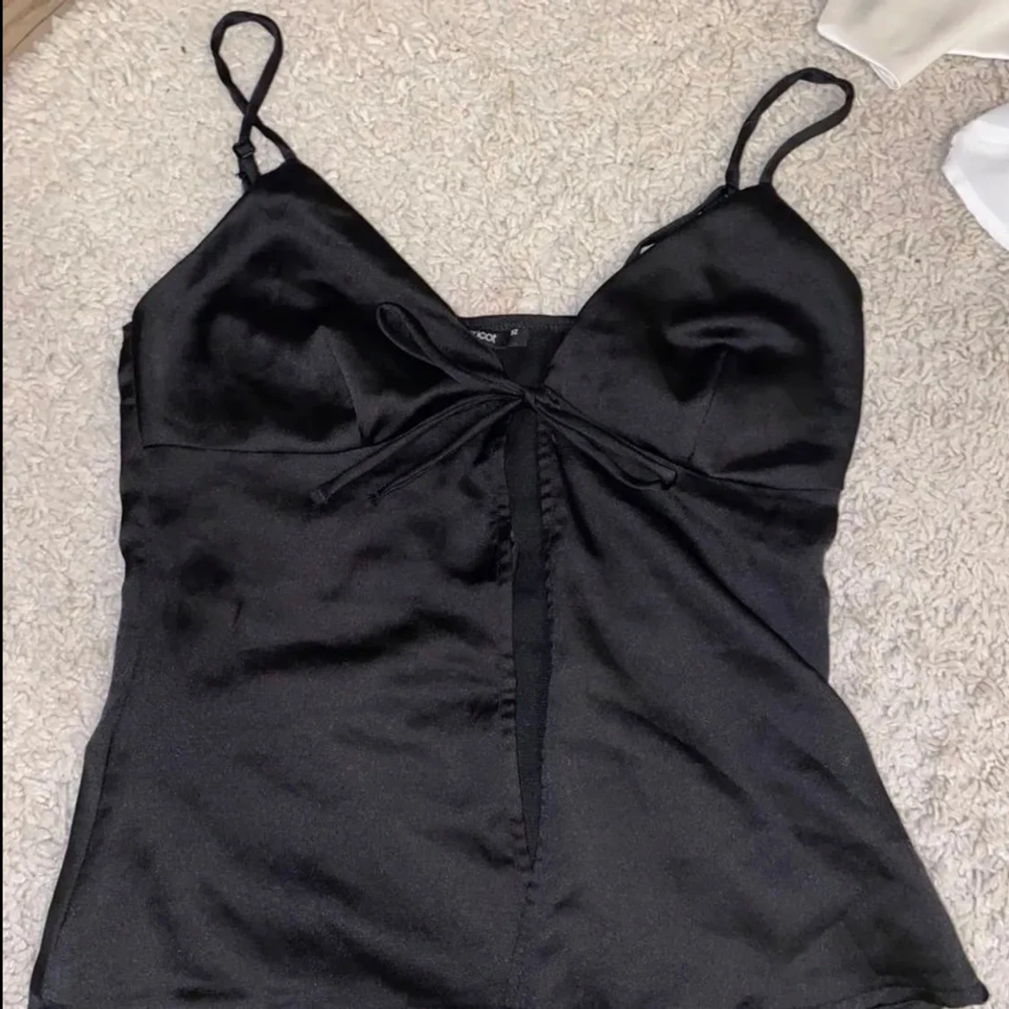 Svart satinlinne från Gina Tricot - 2