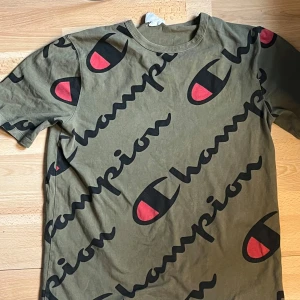 Champion t-shirt - Säljer en tisha från champion, köpt på beyond retro bra skick men inte längre min stil