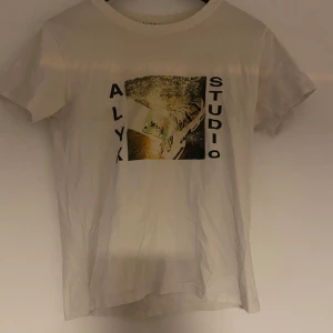 Vit t-shirt Alyx powerpuff Girls - Säljer en vit t-shirt från Alyx med ett coolt tryck på framsidan. Cracks på trycket, annars bra skick.