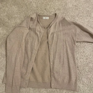 Jättefin kofta - Jättegullig kofta med knappar ❤️