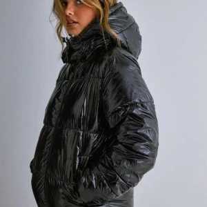 Svart glansig pufferjacka med huva - Snygg svart pufferjacka med glansig finish och praktisk huva. Jackan har en dragkedja framtill och är perfekt för kyligare dagar. Använder ej längre, finns inga dumma frågor!!! Så fråga bara på om du är osäker. Original pris 799kr , pris kan diskuteras 