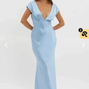 Satin klänning - Intressekoll på min galet fina klänning från selfie Leslie i modellen ”Lucinda v-neck twist back dress”. Köpt till bal, men har nu hittat en annan klänning. Klänningen är endast testad & har aldrig använts! Nypris ca 1900kr med tull och frakt från selfie leslies hemsida🤍