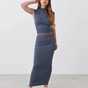 Set från gina svart - Säljer detta sätt från Gina med top och långkjol fast i svart finns inte längre i lager och är endast använt en gång och i mycket bra skick 