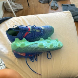 Blå fotbollsskor från Puma - Nästan aldrig använda skor från puma köpte för 2,500kr super snygga 
